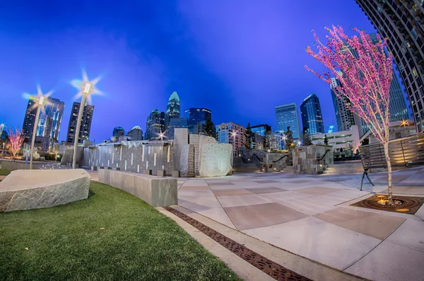 Charlotte skyline op romare bearden park en bbt knights Baseball — Stockfoto