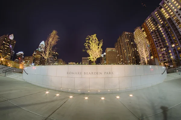 Charlotte skyline en romare bearden park y bbt caballeros basebal —  Fotos de Stock