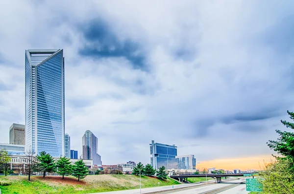 Manhã cedo nascer do sol sobre charlotte cidade skyline centro — Fotografia de Stock