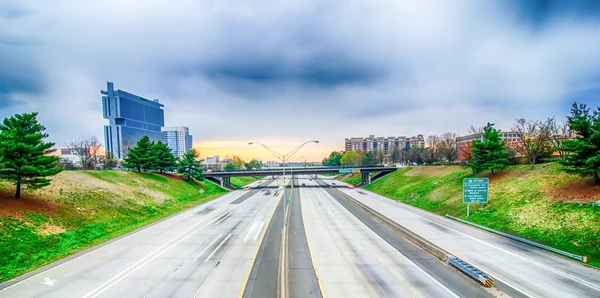 Vroege ochtend zonsopgang boven Charlotte City skyline centrum — Stockfoto