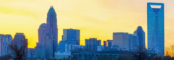 Alba del mattino presto sopra Charlotte città skyline centro — Foto Stock