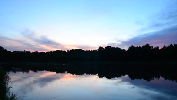 Egy távoli tó naplemente előtt — Stock videók