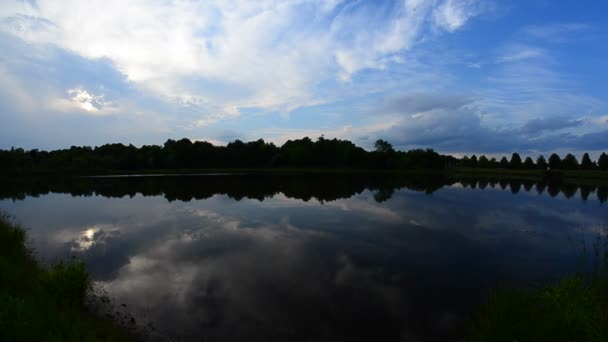 Dans un lac éloigné avant le coucher du soleil 