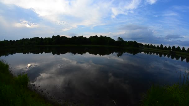 På en avlägsen lake före solnedgången — Stockvideo