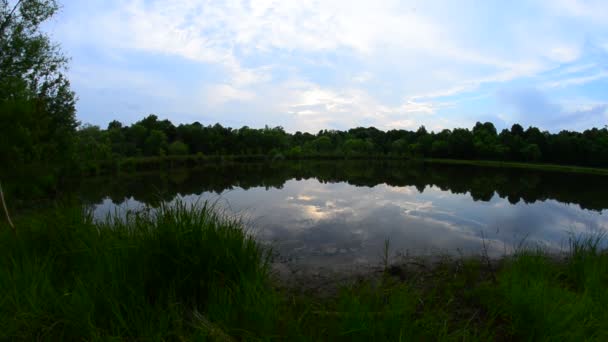 Dans un lac éloigné avant le coucher du soleil 