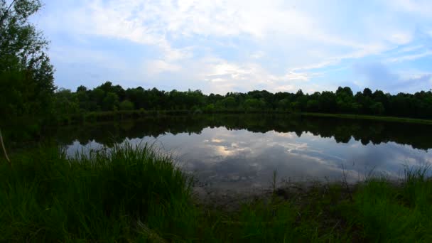 En un lago remoto antes del atardecer — Vídeos de Stock