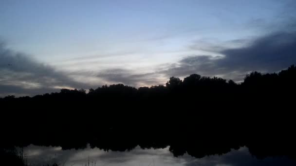 Gün batımından önce uzak bir göl — Stok video