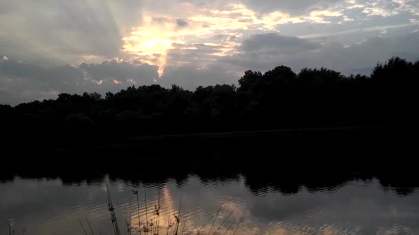 На віддаленому озері перед заходом сонця — стокове відео