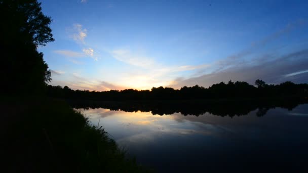 На далеком озере перед закатом — стоковое видео
