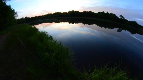 En un lago remoto antes del atardecer — Vídeos de Stock