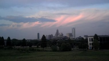 gökyüzü ve bulutlar üzerinde charlotte skyline Timelapse
