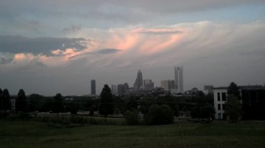 gökyüzü ve bulutlar üzerinde charlotte skyline Timelapse