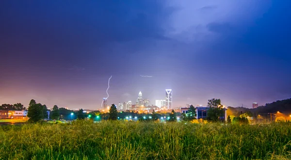 Bliksem en onweer over stad van charlotte north carolina — Stockfoto