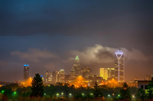 Thunder storm wolken boven de skyline van charlotte — Stockfoto