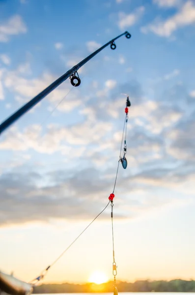 Pescar en un lago antes del atardecer — Foto de Stock