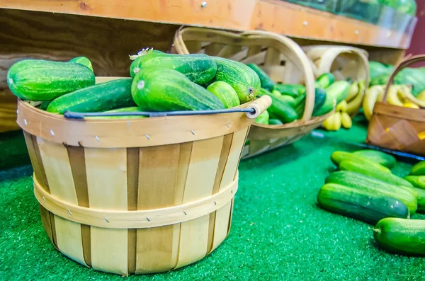 Zelené okurky v pouliční trh na displeji — Stock fotografie