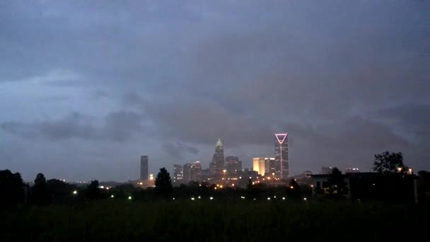 Noite timelapse com nuvens de tempestade sobre charlotte nc — Vídeo de Stock