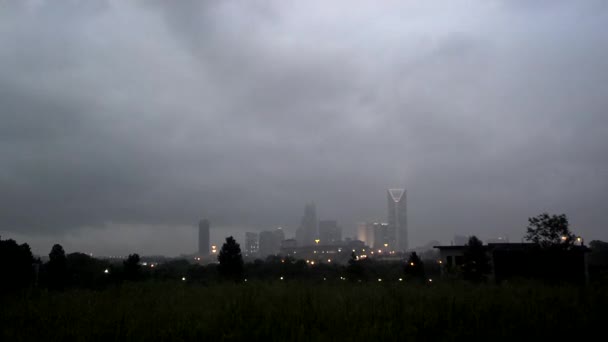 晚上游戏中时光倒流与夏洛特上空的雷雨云数控 — 图库视频影像