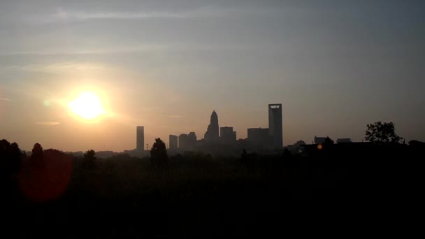 Sol saliendo sobre Charlotte Skyline — Vídeo de stock