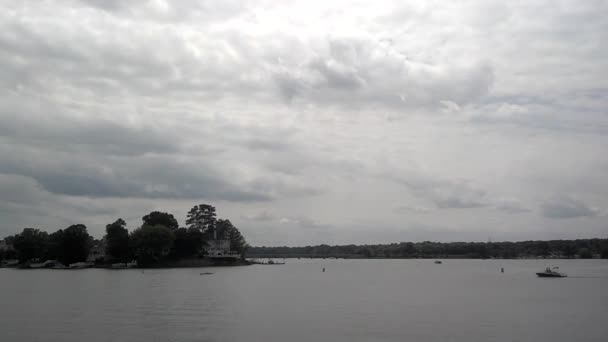 Día nublado y naturaleza alrededor del lago — Vídeos de Stock