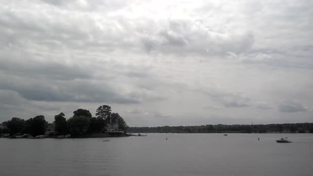 Jour nuageux et nature autour du lac 