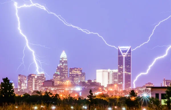 Åska blixtnedslag över charlotte stadssilhuetten i nr — Stockfoto