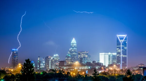 Bliksem en onweer over stad van charlotte north carolina — Stockfoto