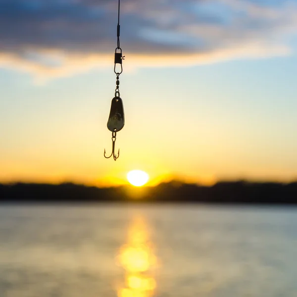 Fiske på en sjö före solnedgången — Stockfoto