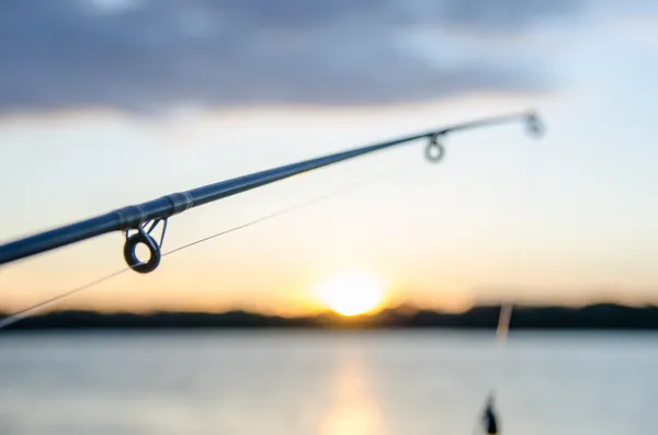 Fiske på en sjö före solnedgången — Stockfoto