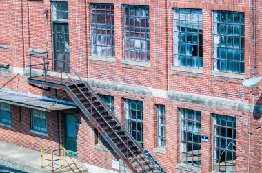 orld tuğla binada mahalleyi sokağa terk edilmiş.