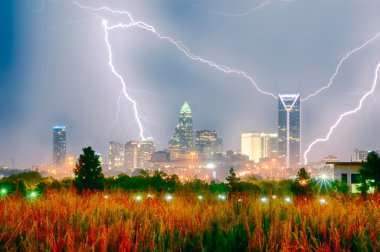 bulutlar ve fırtına ve gök gürültüsü Lightning'ler