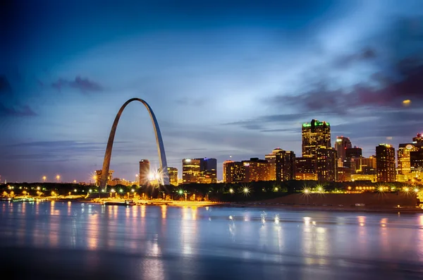 Ciudad de St. Louis skyline. Imagen del centro de St. Louis con Gate — Foto de Stock