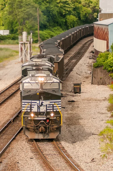 Långsamt flytta kol vagnar på järnvägsspår — Stockfoto