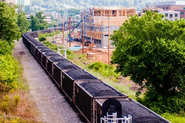 Carri a carbone in movimento lento sui binari ferroviari — Foto Stock