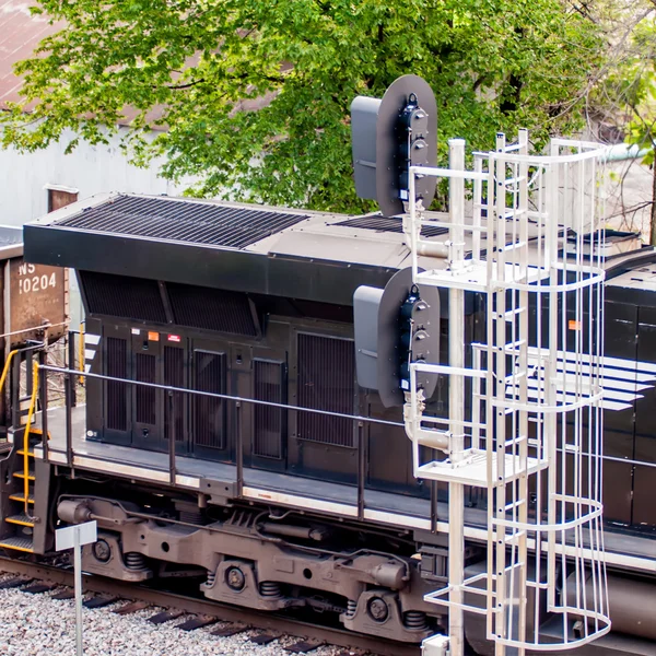 Langsam fahrende Kohlewagen auf Bahngleisen — Stockfoto