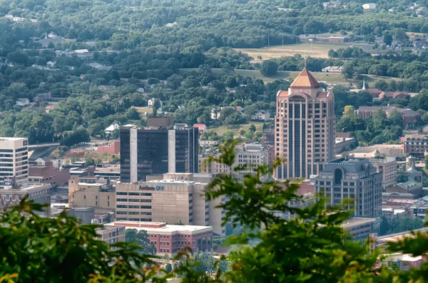 Roanoke virginia city skyline op een zonnige dag — Stockfoto