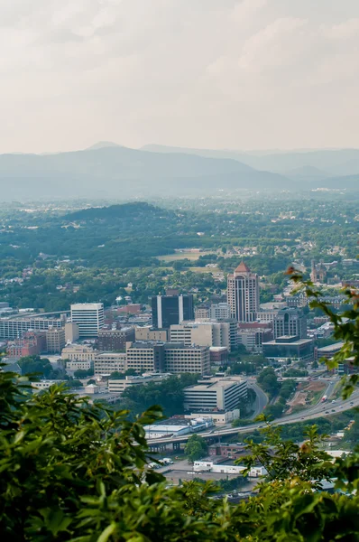 Roanoke virginia horizonte de la ciudad en un día soleado —  Fotos de Stock