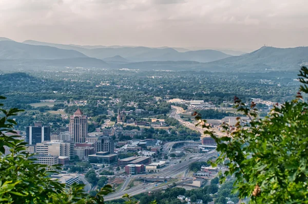 Roanoke virginia city skyline en solig dag — Stockfoto