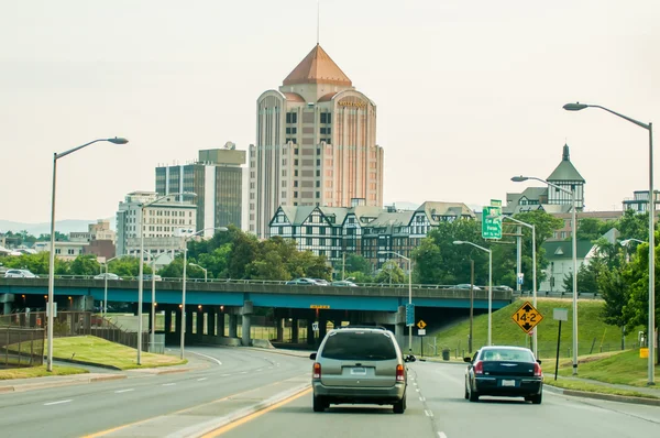 Roanoke virginia city skyline på en solrig dag - Stock-foto