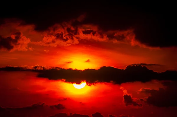 Laranja céu por do sol e nuvens sobre o vale da montanha — Fotografia de Stock