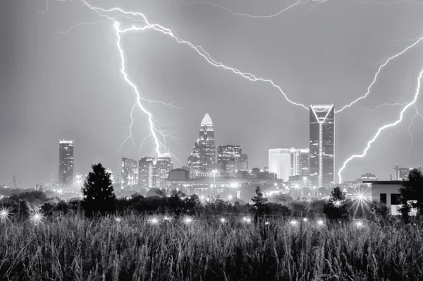 Tormentas eléctricas rayos sobre Charlotte City skyline en ninguna —  Fotos de Stock