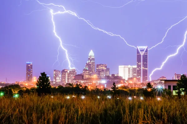 Tormentas eléctricas rayos sobre Charlotte City skyline en ninguna —  Fotos de Stock