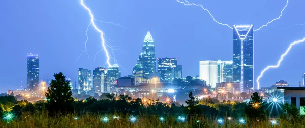 Tormentas eléctricas rayos sobre Charlotte City skyline en ninguna —  Fotos de Stock