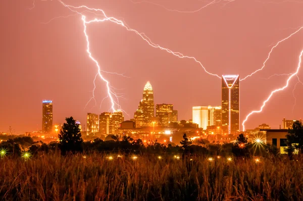 Tormentas eléctricas rayos sobre Charlotte City skyline en ninguna —  Fotos de Stock