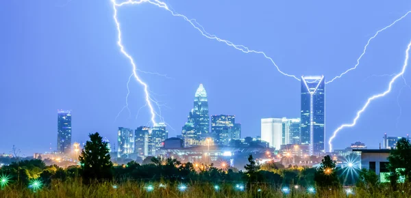 Tormentas eléctricas rayos sobre Charlotte City skyline en ninguna —  Fotos de Stock