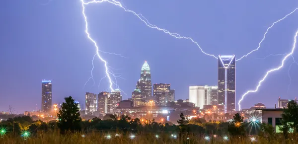 雷暴闪电在夏洛特城市天际线在没有 — 图库照片