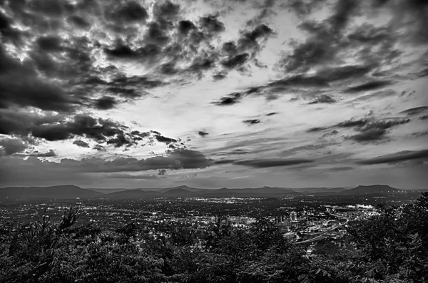 Roanoke virginia ville dans une vallée au coucher du soleil noir et blanc — Photo