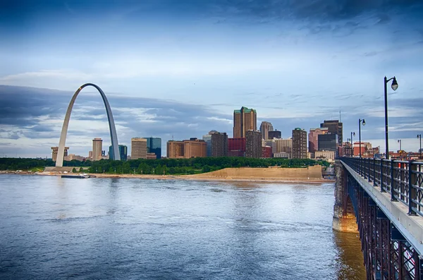 Wczesnym rankiem gród panoramę st. louis w stanie missouri — Zdjęcie stockowe