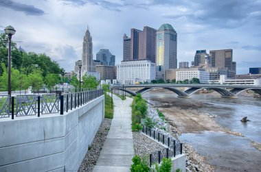 Columbus, ohio skyline yansıyan scioto nehre. Columbus ben