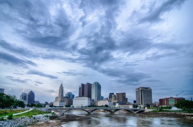 Columbus, ohio skyline yansıyan scioto nehre. Columbus ben